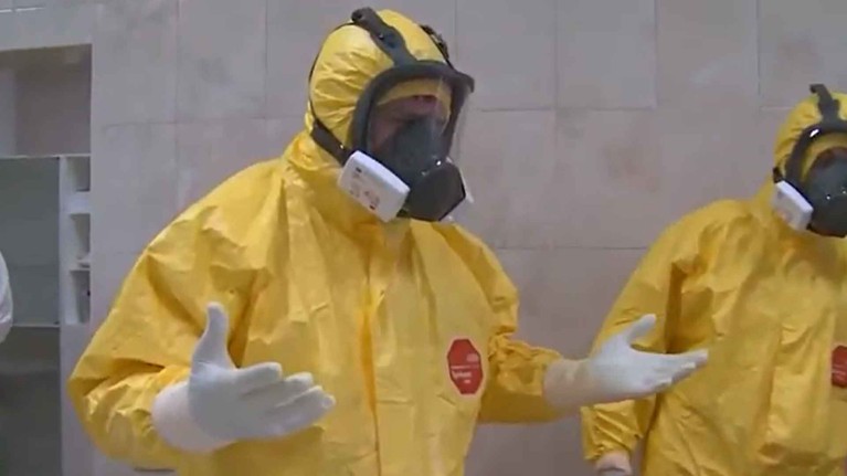 Глава Чечни пообщался с больными и поблагодарил персонал медучреждения за ответственный подход к работе Скриншот: © Daily Storm