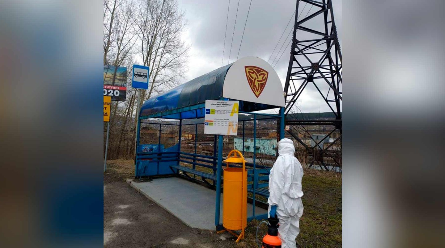 Специалисты проводят дезинфекцию остановочных комплексов в Златоусте