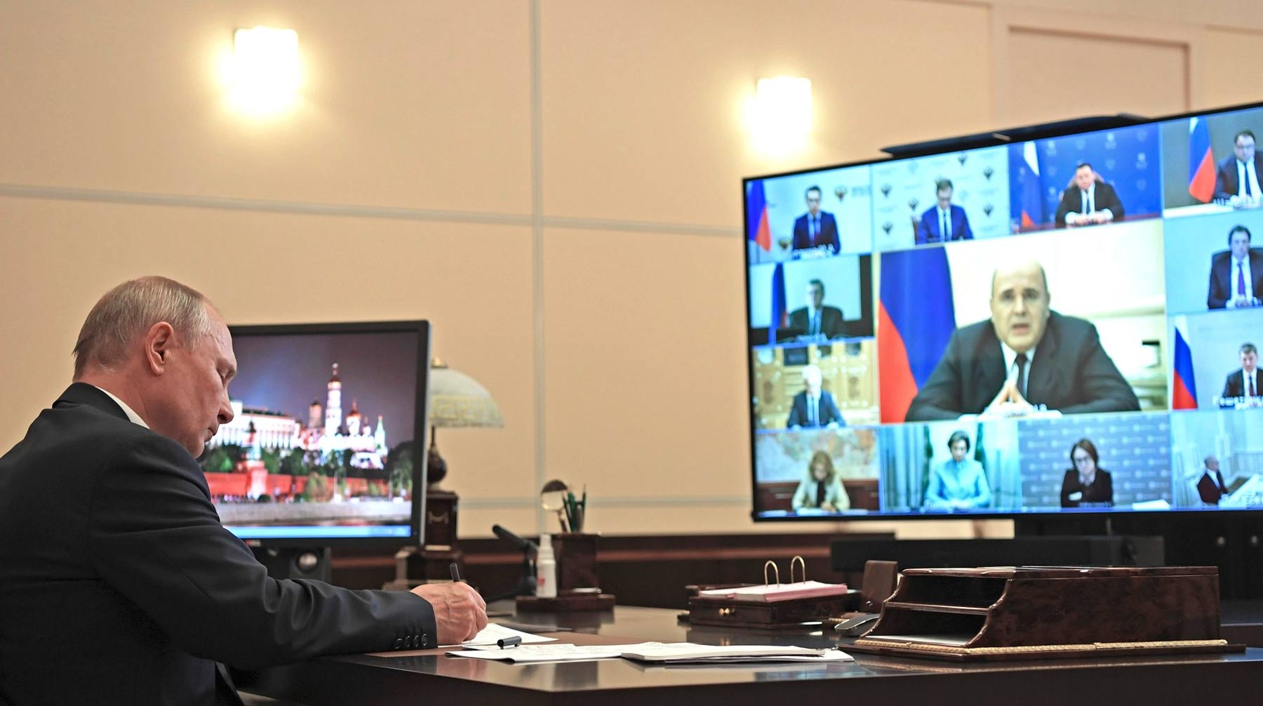Президент России ранее сообщал, что переход на дистанционный режим работы связан с пандемией COVID-19 Фото: © Kremlin Pool
