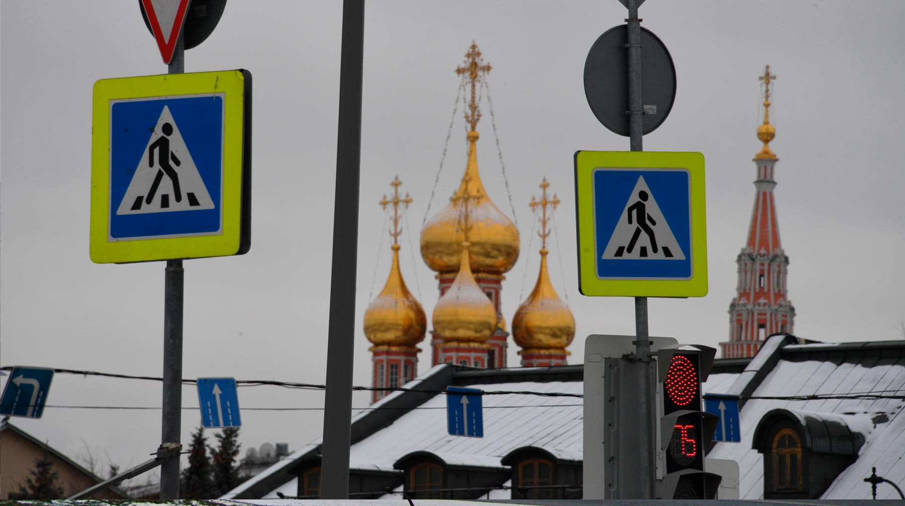 В монастыре необходимо надевать маску и перчатки, а также соблюдать социальную дистанцию Фото: © Global Look Press / Komsomolskaya Pravda