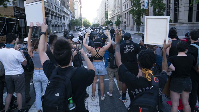 AP: В ходе протестов в США арестованы больше четырех тысяч человек — Daily Storm