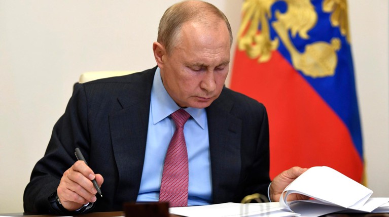 «Активно работает»: Песков рассказал, как пандемия изменила рабочий график Путина — Daily Storm