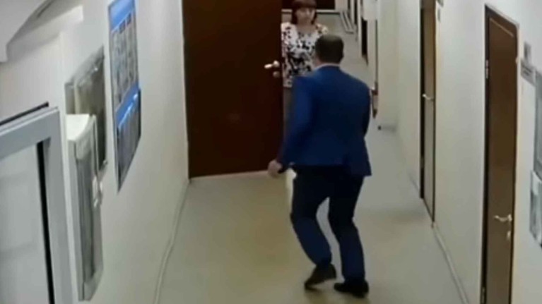 Сотрудника местной администрации обвиняют в получении взятки Кадр: © youtube.com / СКР