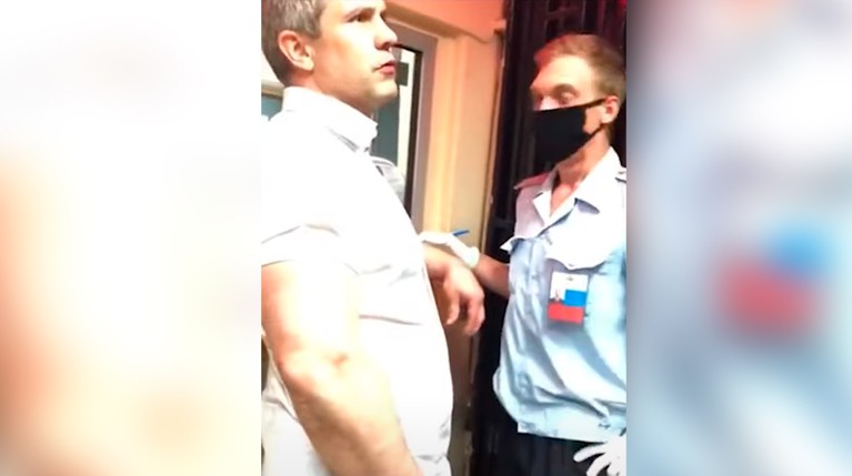 СМИ: Пьяный сотрудник Генпрокуратуры набросился с кулаками на полицейских — видео — Daily Storm