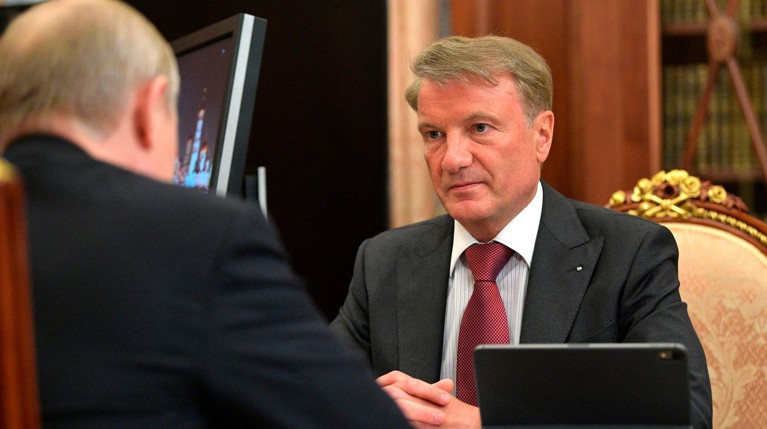 Греф показал Путину гаджет, превращающий обычные телевизоры в суперкомпьютеры — Daily Storm