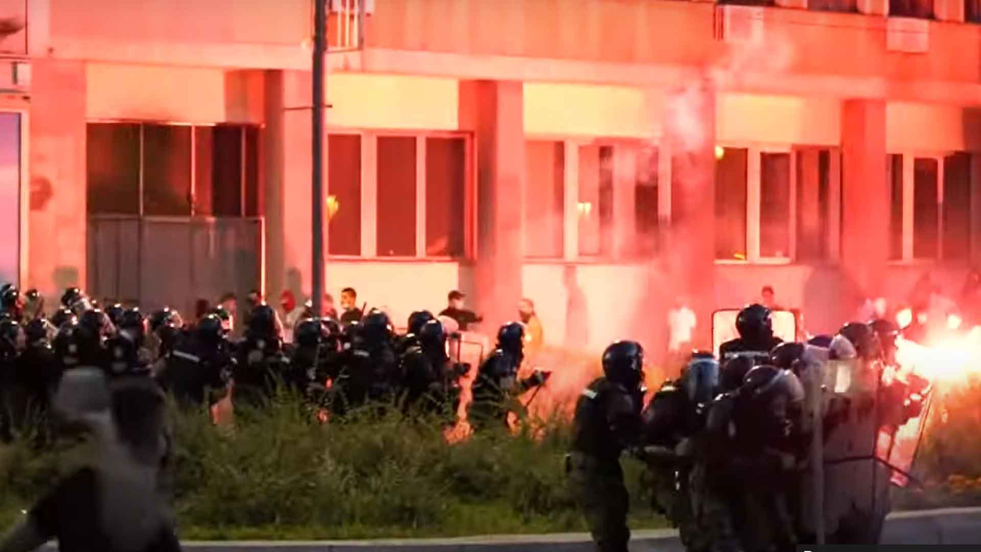 Митингующие жгли здания, нападали на правоохранителей и избивали прохожих на улицах, заявили в МВД Кадр: © youtube.com / euronews