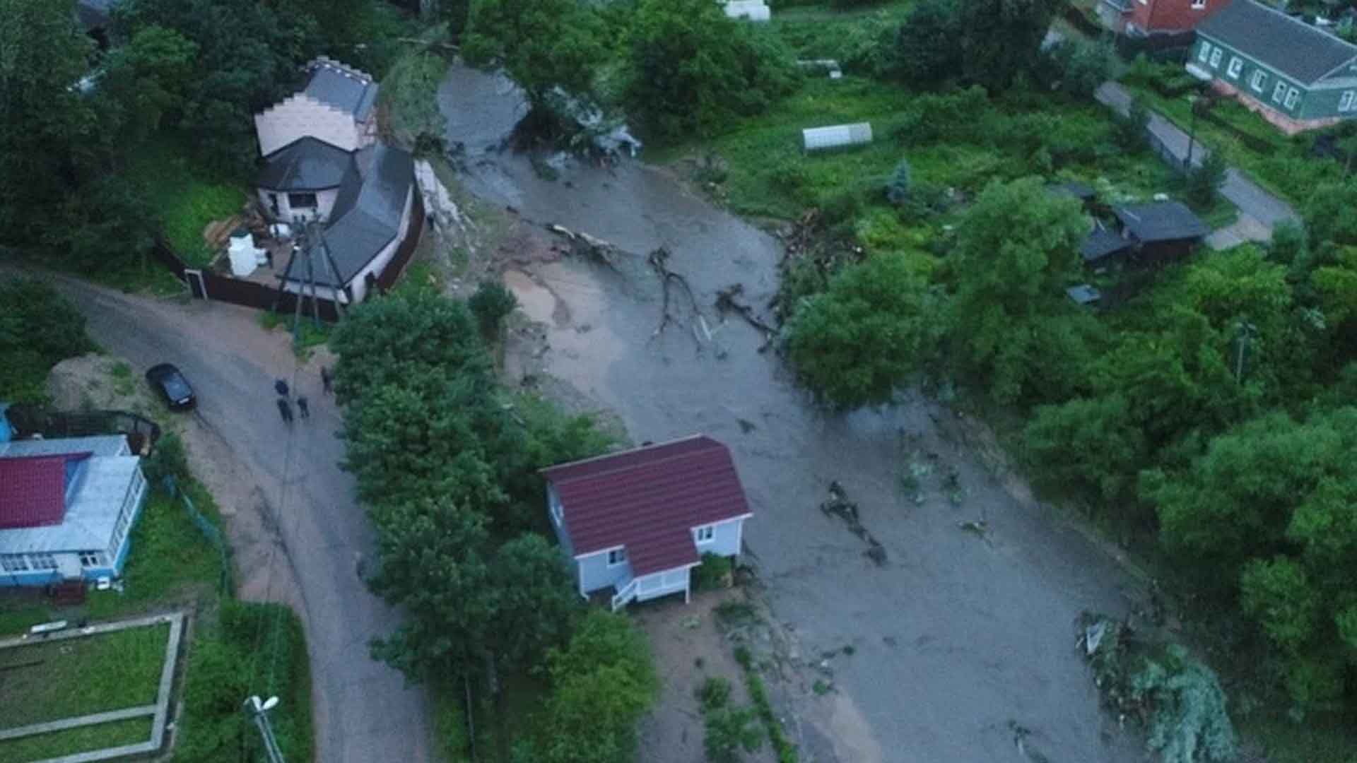 Эвакуировали более 50 человек, смыло два частных дома и хозпостройку, подтопило 29 участков с домами Фото: © ГУ МЧС по Московской области