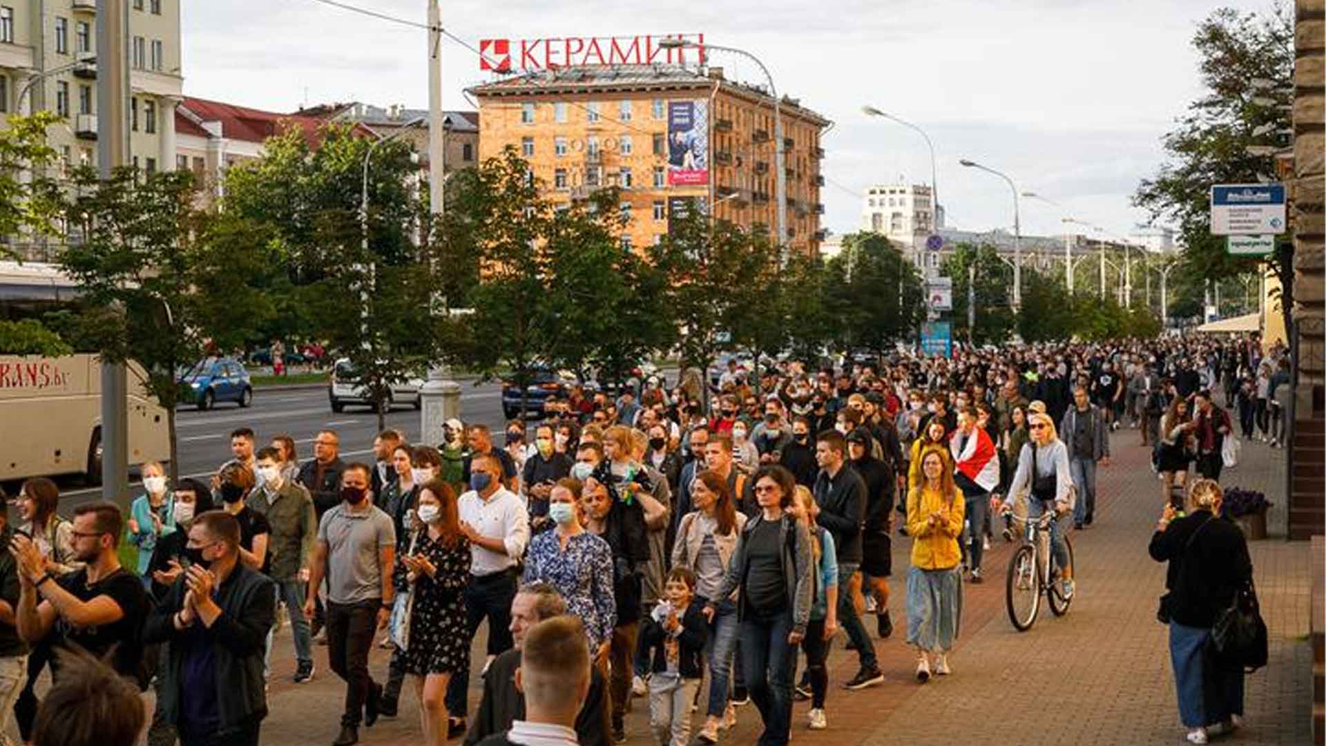 Митингующие выступали в поддержку недопущенных к выборам кандидатов undefined