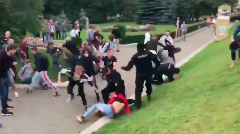 На акциях против снятия оппонентов Лукашенко с выборов задержали более 250 протестующих — Daily Storm