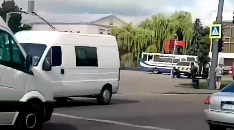 На Украине мужчина с оружием захватил автобус с заложниками — видео — Daily Storm
