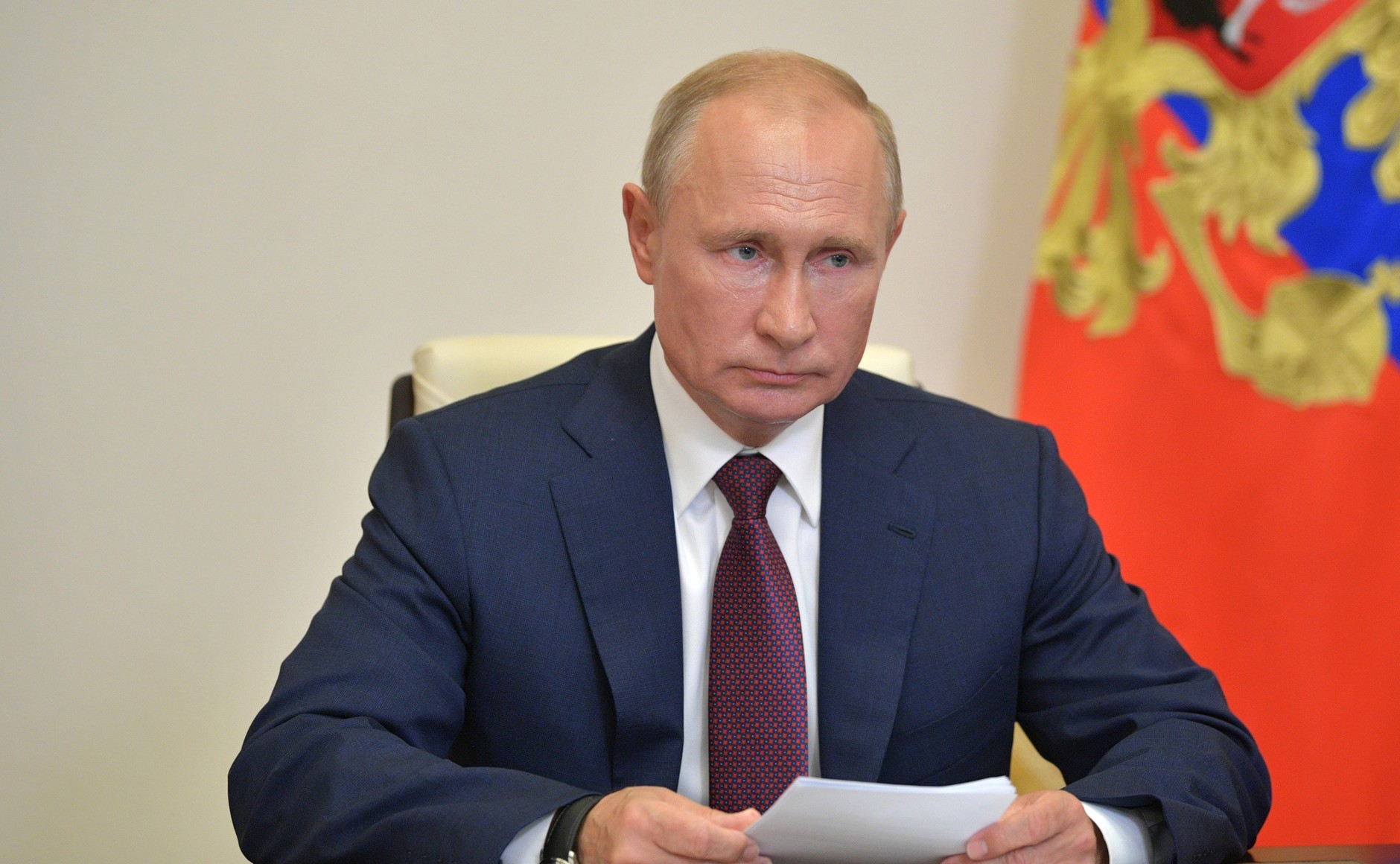 Президент также призвал россиян добровольно сделать прививки от простудных заболеваний Фото: © Kremlin Pool