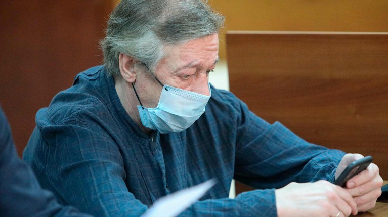 Свидетели по делу Ефремова запутались, был артист за рулем или нет — Daily Storm