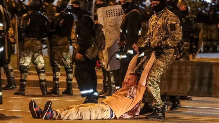 Российского военкора Семена Пегова с угрозами увели из камеры РУВД Минска — Daily Storm