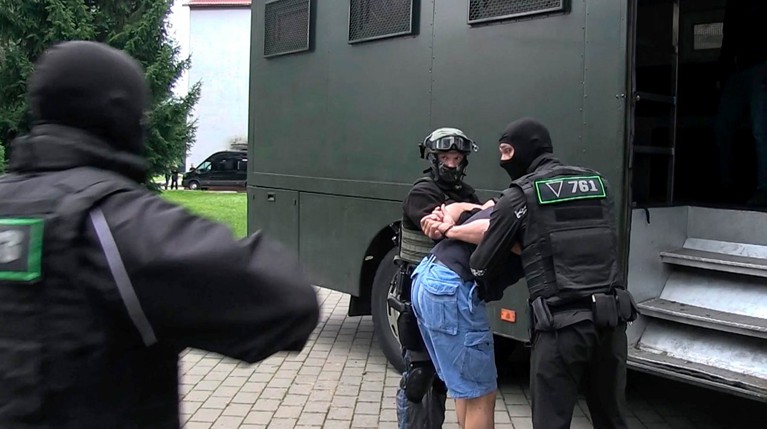«Ломали ребра»: Прилепин рассказал о задержании российских «боевиков» в Белоруссии — Daily Storm