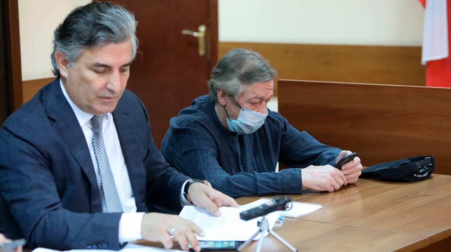 Адвокат Эльман Пашаев и актер Михаил Ефремов в Пресненском суде
