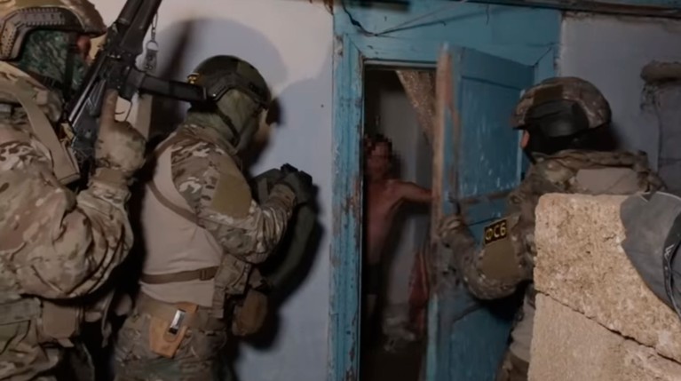 ФСБ задержала в Крыму предполагаемого боевика украинского нацбатальона — видео — Daily Storm