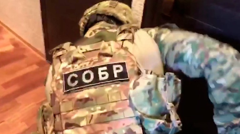 Один из потенциальных террористов собирался взорвать бомбу на линейке 1 сентября Фото: © кадр из видео ФСБ