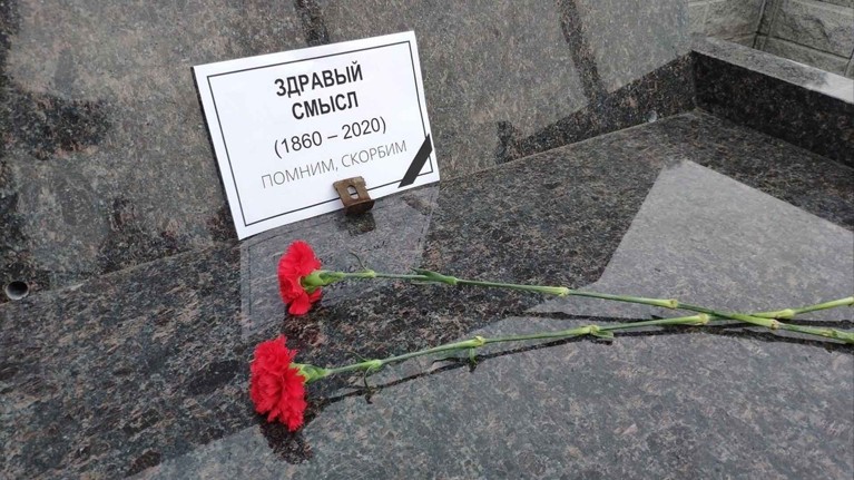 Новости хтонической Руси: похороны скамеек, учительница с топором и пьяное ограбление — Daily Storm