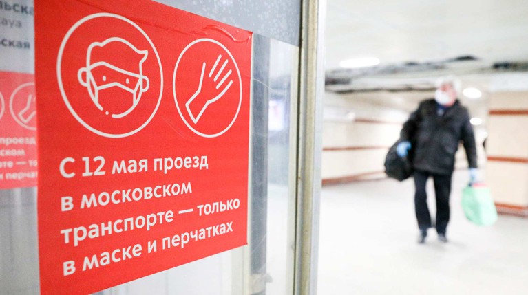 Мужчина накинулся на пассажирку с кулаками, потому что она кашляла и была без средств индивидуальной защиты Фото: © АГН Москва / Кирилл Зыков