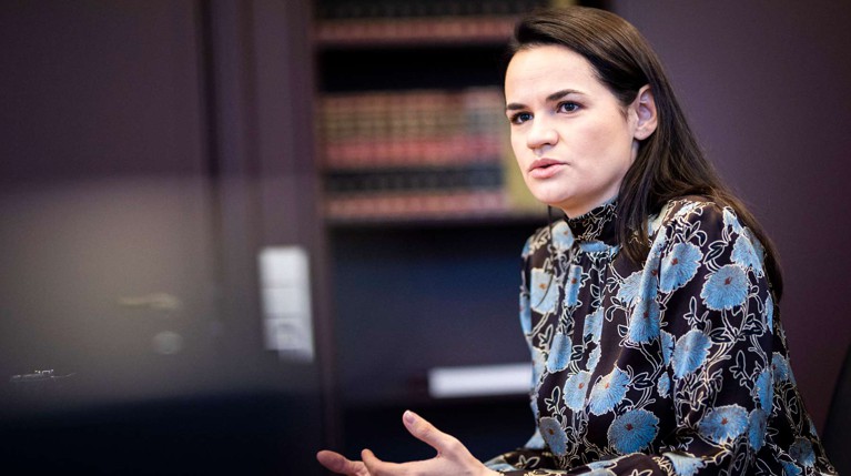 Лукашенко рассказал, как Тихановская «плакала на шее» за подаренные ей 15 тысяч долларов — Daily Storm