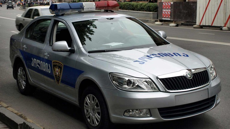 Преступник с гранатами взял около 10 человек в заложники в здании банка в Тбилиси — Daily Storm