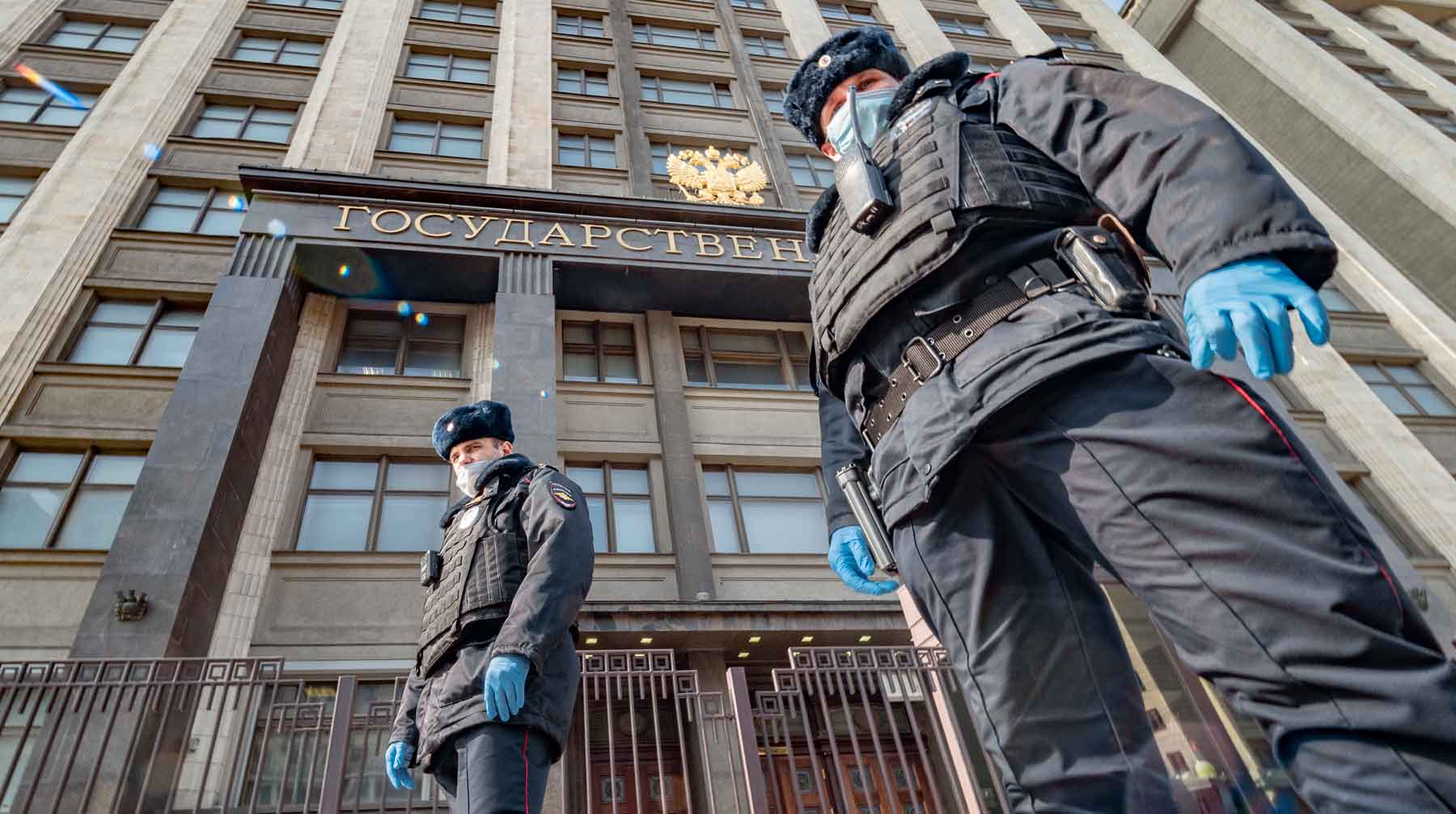 Мужчина дебоширил в доме и после прибытия правоохранителей набросился на них с кулаками Фото: © Global Look Press / Konstantin Kokoshkin