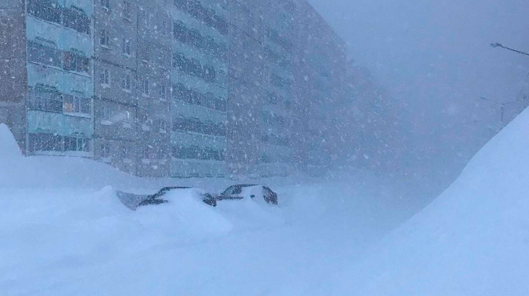 Село занесенное снегом оттаивает по немногу. Норильск завалило снегом 2020. Сугробы в Норильске 2021. Норильск фото сейчас 2023. Норильск Пурга сугробы.