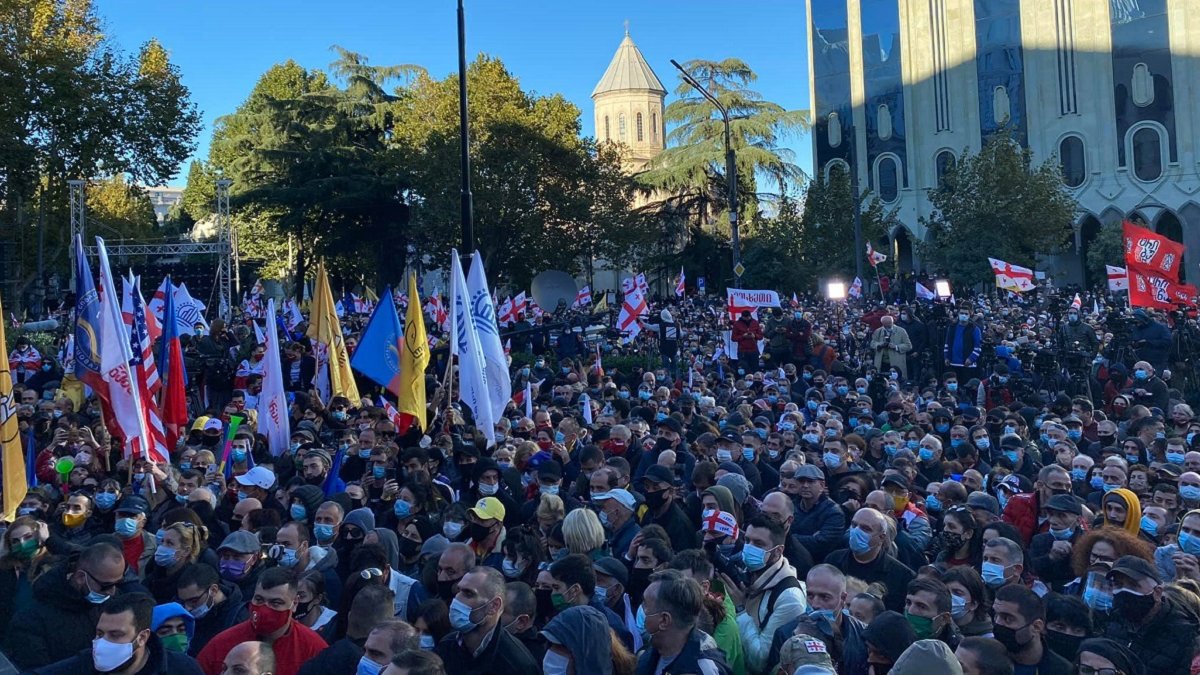 Участники акции собирались у здания грузинского парламента, столкновений с полицией не было Фото: © news.24tv.ua