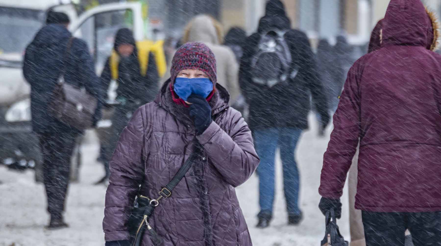 При этом число умерших незначительно сократилось — 593 человека за последние сутки против 599, скончавшихся накануне Фото: © Global Look Press / Константин Кокошкин