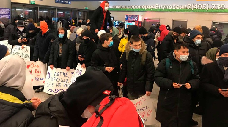 Полиция потребовала от собравшихся во Внуково покинуть здание аэропорта — Daily Storm