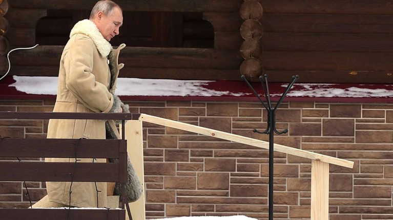 Появилось видео купания Путина в ледяной проруби — Daily Storm