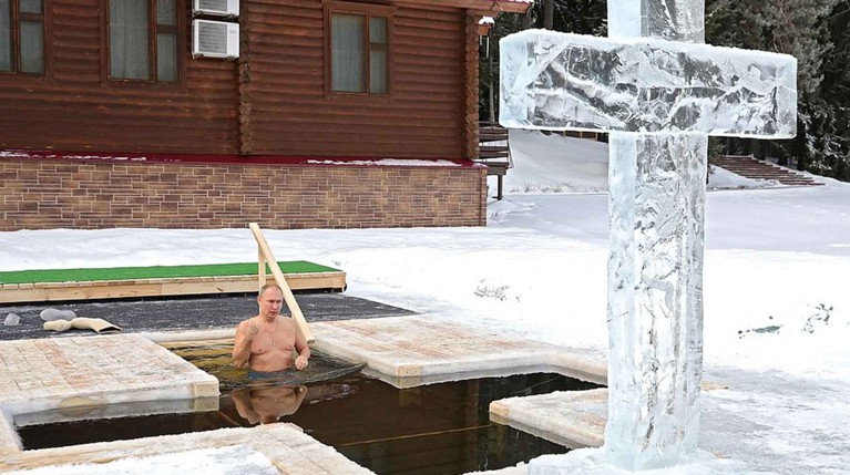 «Традициям он не изменяет»: Путин поучаствовал в крещенских купаниях — Daily Storm
