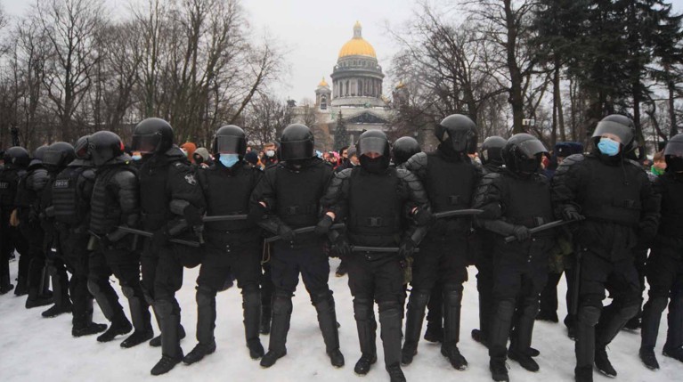 Ударивший женщину ногой в живот в Санкт-Петербурге полицейский пришел к ней с цветами — Daily Storm