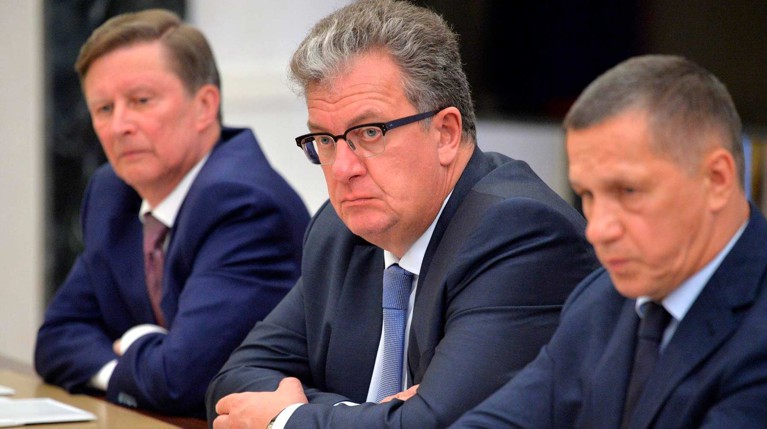 Глава государства напомнил о множестве задач, над которыми работал умерший Бывший вице-премьер РФ Сергей Приходько (посередине) на совещании с членами Правительства, 2016 год.