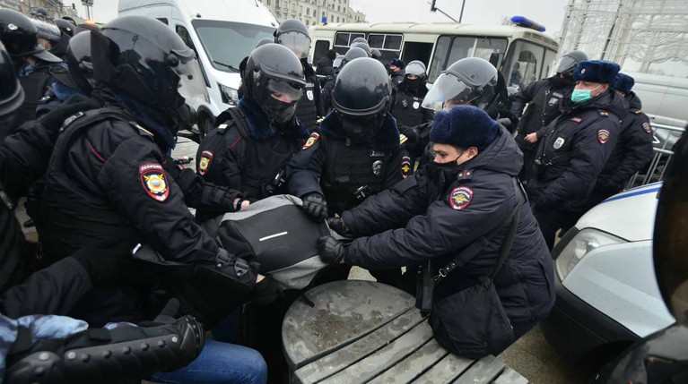 Полиция задержала участника драки с ОМОН на незаконной акции в Москве — Daily Storm