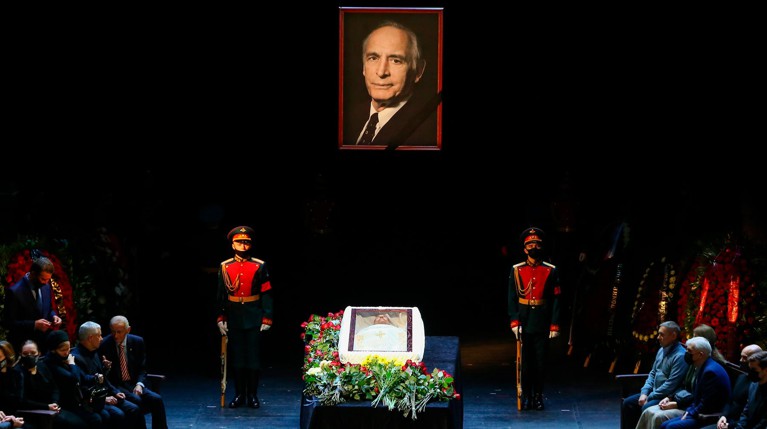 Закрытый гроб и венки от Путина: в Москве простились с Лановым — Daily Storm