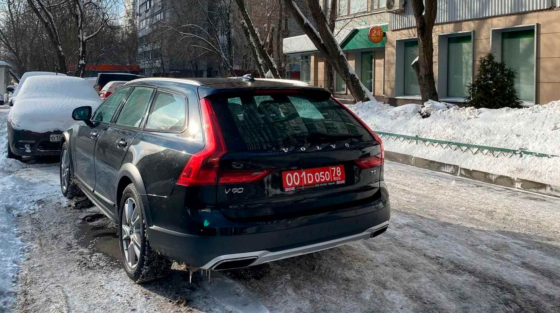 В ведомстве приветствовали стремление иностранных коллег поддержать ветерана Великой Отечественной войны Автомобиль британских дипломатов рядом со зданием Бабушкинкого суда