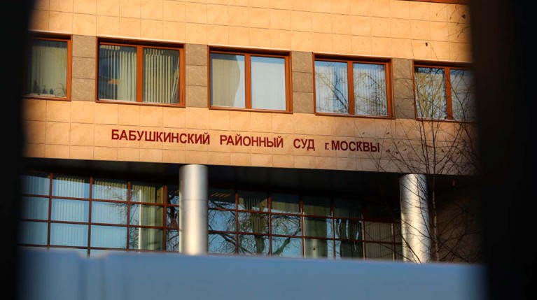 Навального доставили в суд по делу о клевете на ветерана — Daily Storm