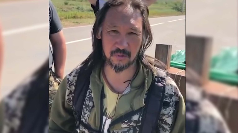 Уроженца Якутии, планировавшего новый поход на Москву, правоохранители увезли в психдиспансер Скриншот: © YouTube / 
Виталик без боли