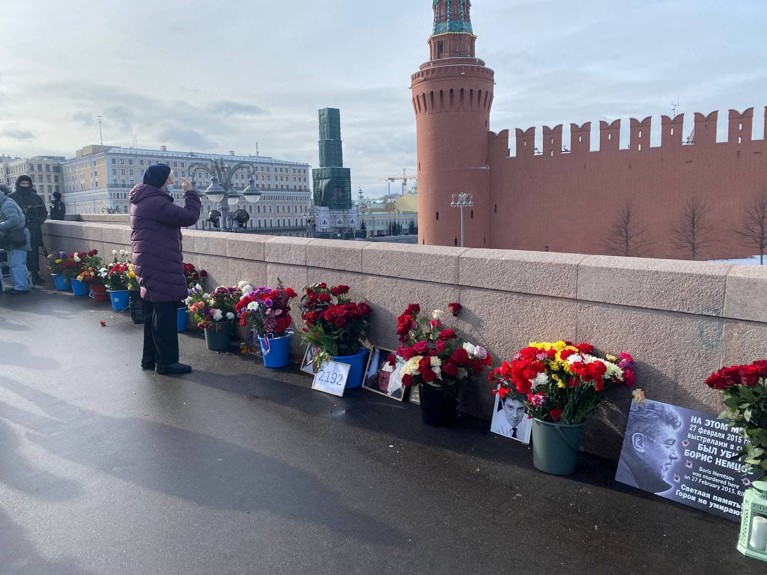В Москве активисты помолились на месте убийства Немцова — Daily Storm