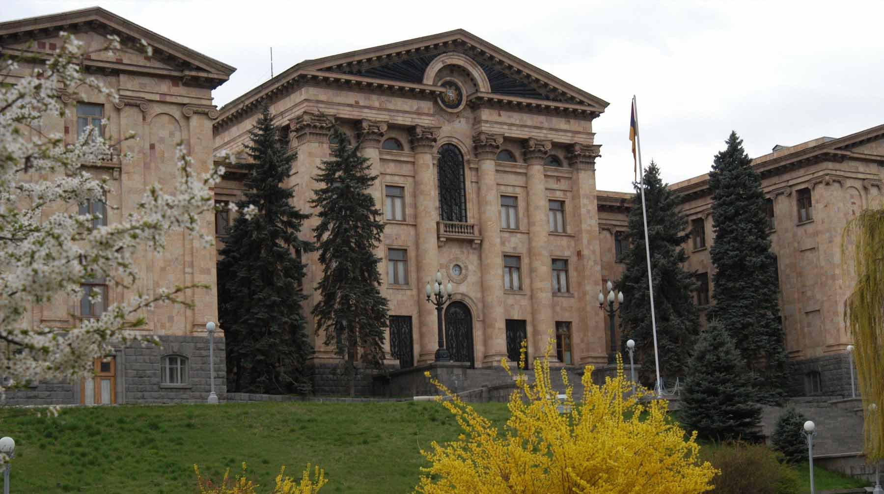 Dailystorm - У здания парламента Армении «расстреляли» артистов спектакля «Смерть предателям»
