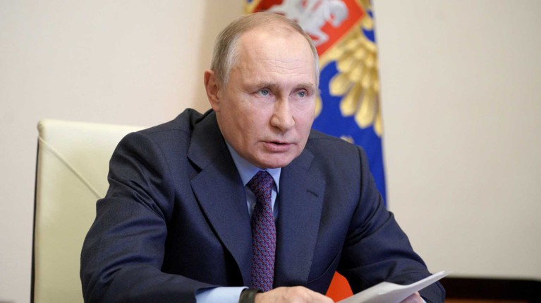 В Кремле объяснили нежелание Путина вакцинироваться перед камерами — Daily Storm