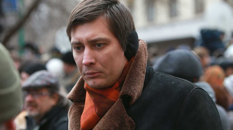 Полчаса долбят в дверь: Дмитрий Гудков показал, как к нему пришли силовики — Daily Storm