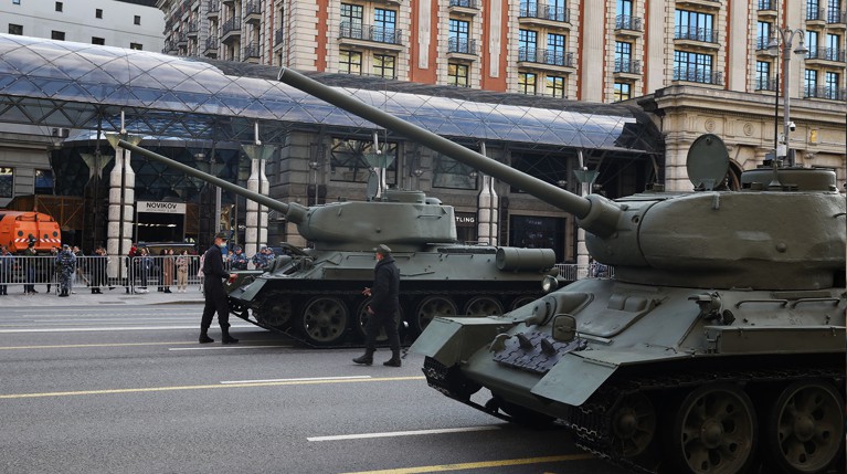 Москвичи и гости столицы увидели легендарные Т-34 и новейшие российские танки и САУ