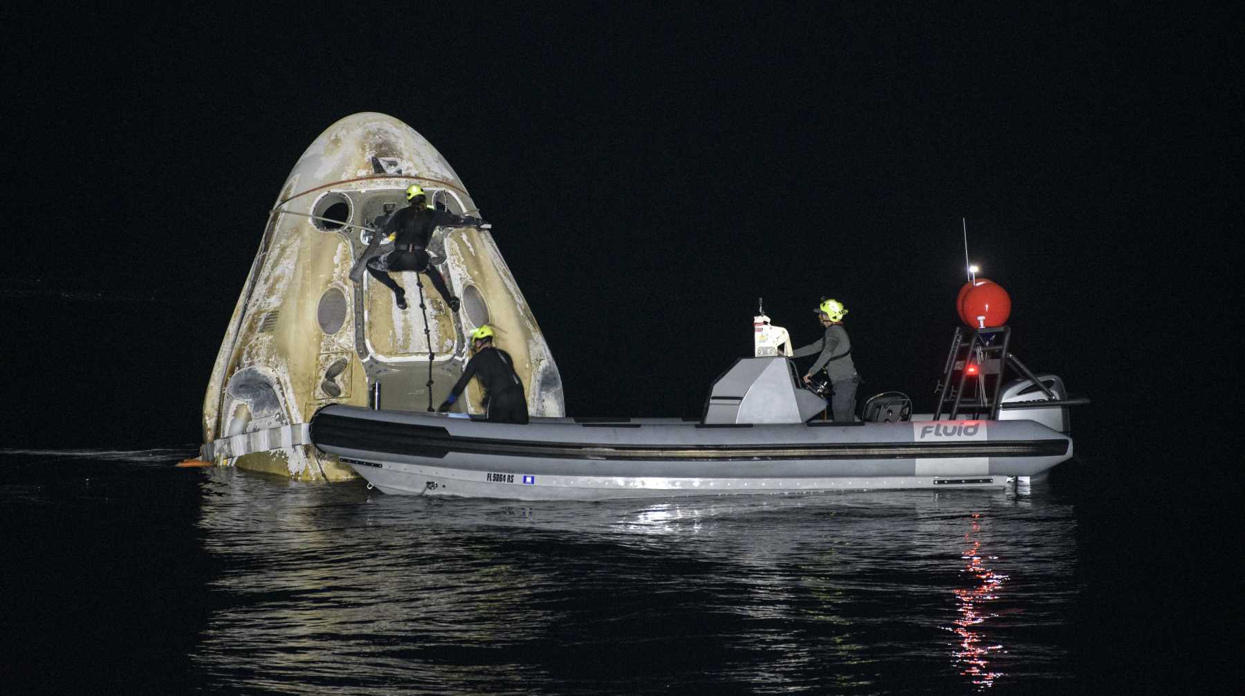 Это был первый случай за 53 года, когда корабль сел на воду ночью Фото: © Global Look Press / Bill Ingalls