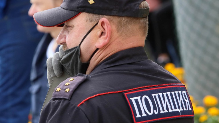 Прибывшие к зданию «Айвори» молодые люди спилили ворота, устроили драку и брызнули газовым баллончиком в директора Фото: © Global Look Press / Замир Усманов