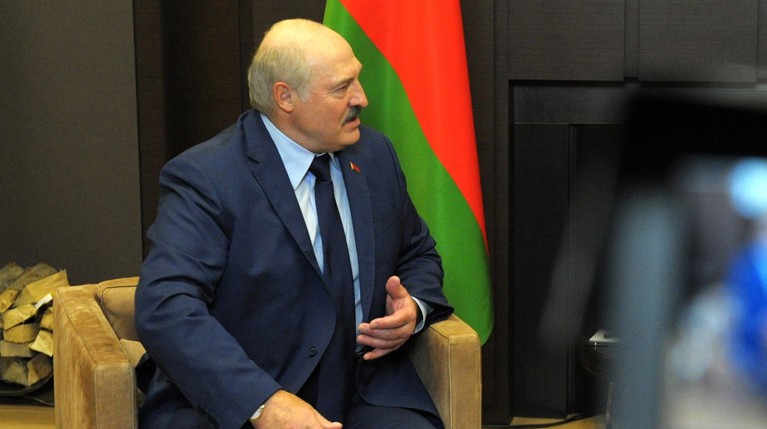 Лукашенко пришел на встречу к Путину с черным дипломатом — Daily Storm