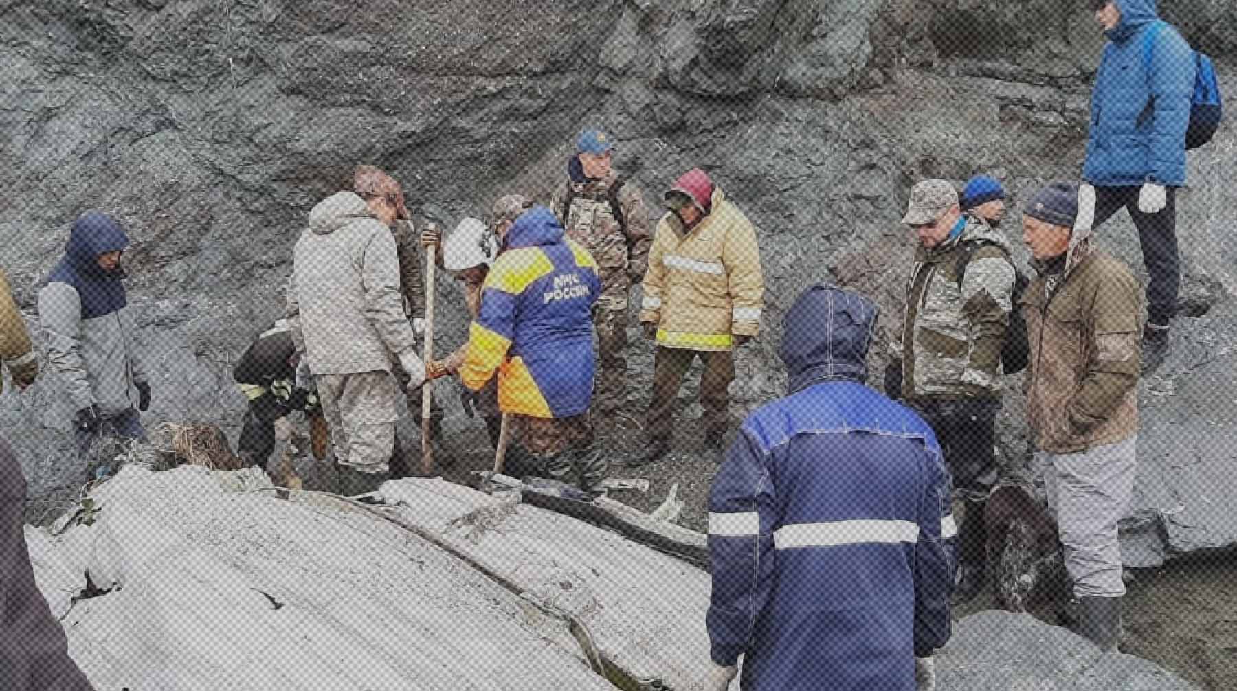 Неясно, почему пилоты не выполнили инструкции, отметили специалисты МЧС России на месте крушения  пассажирского самолета Ан-26