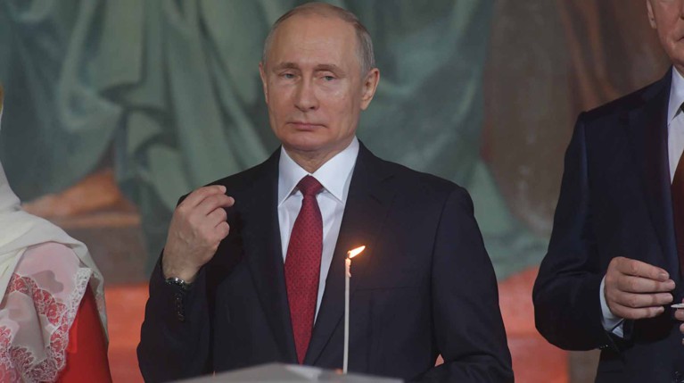 Путин во время посещения Коневского монастыря на Ладоге поклонился иконе — видео — Daily Storm