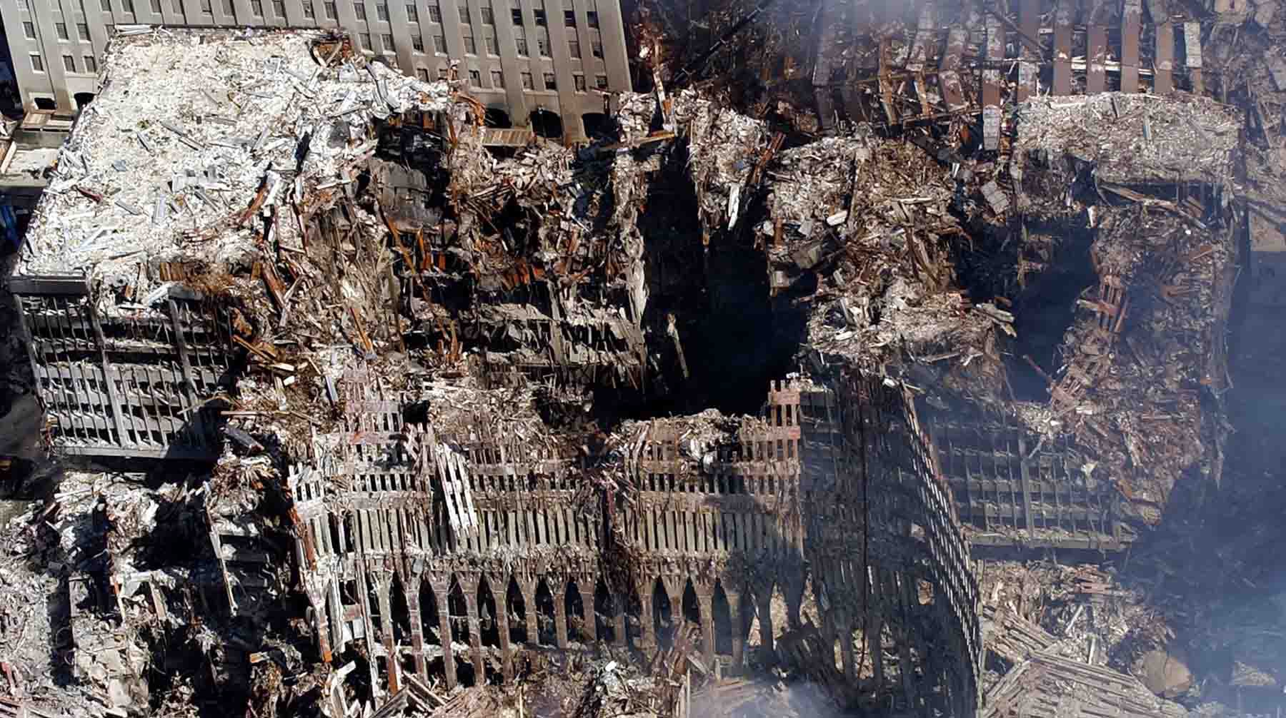 Вид с воздуха на разрушенный Всемирный торговый центр.